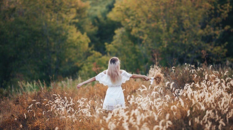 rear view blonde girl autumn field straw hat dress cropped 47